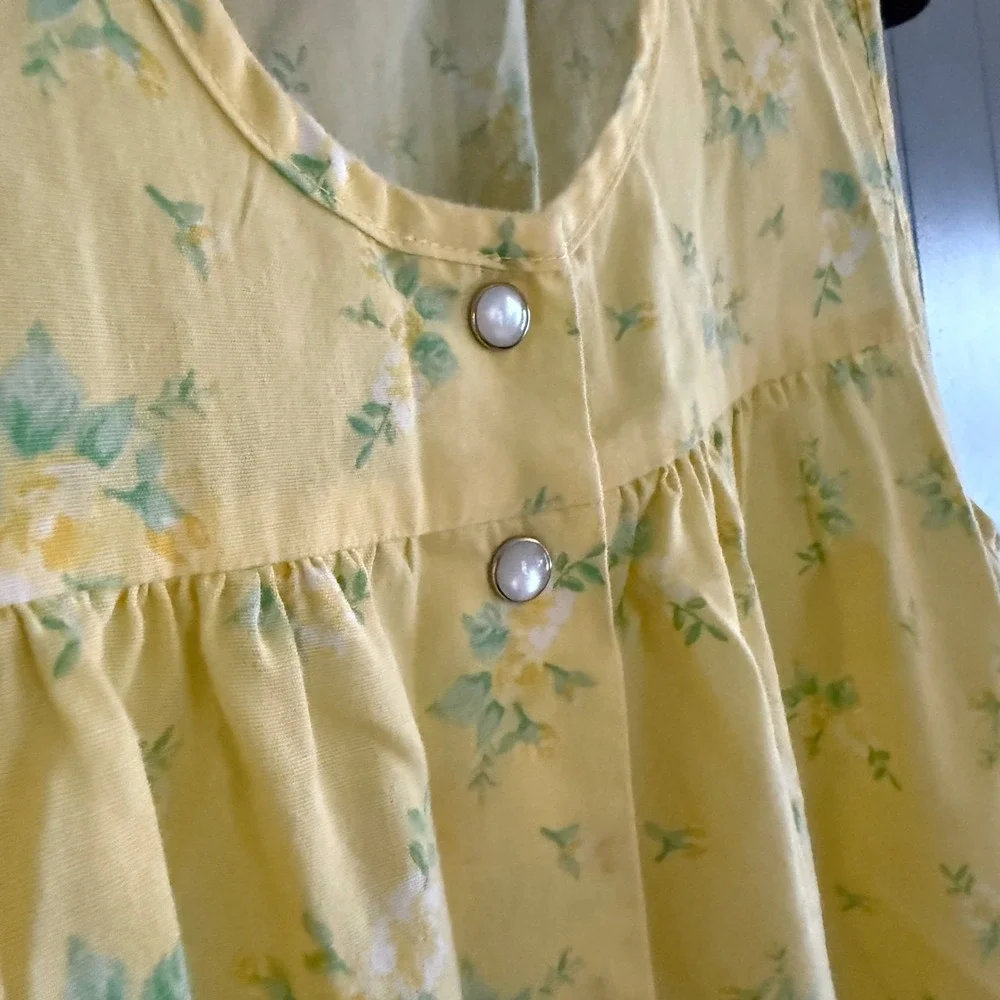 Vintage Butter Yellow Floral Duster Housecoat Sleeveless Snap Front L/XL
